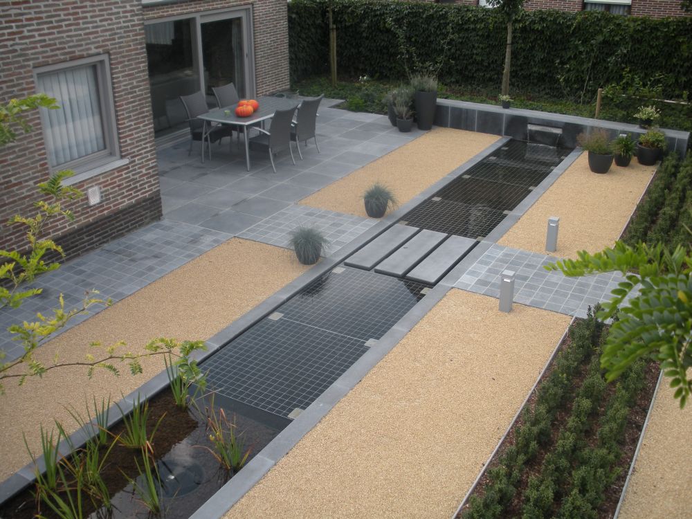 strakke tuin met vijver